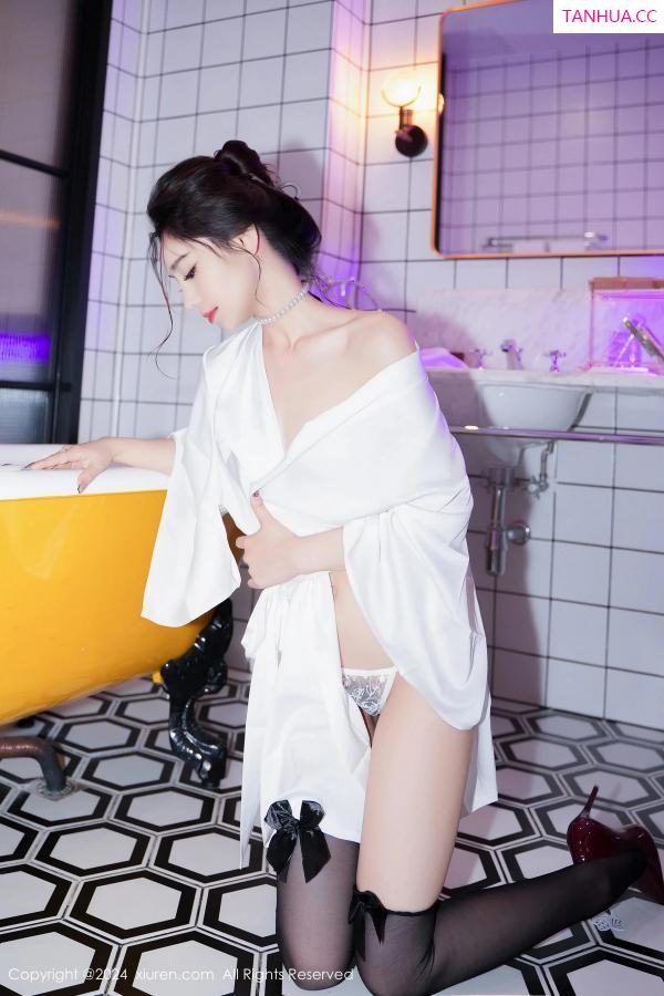   [XiuRen]高清写真图 2024.03.25 No.8283 苏曼兮 黑丝美腿第26张图片